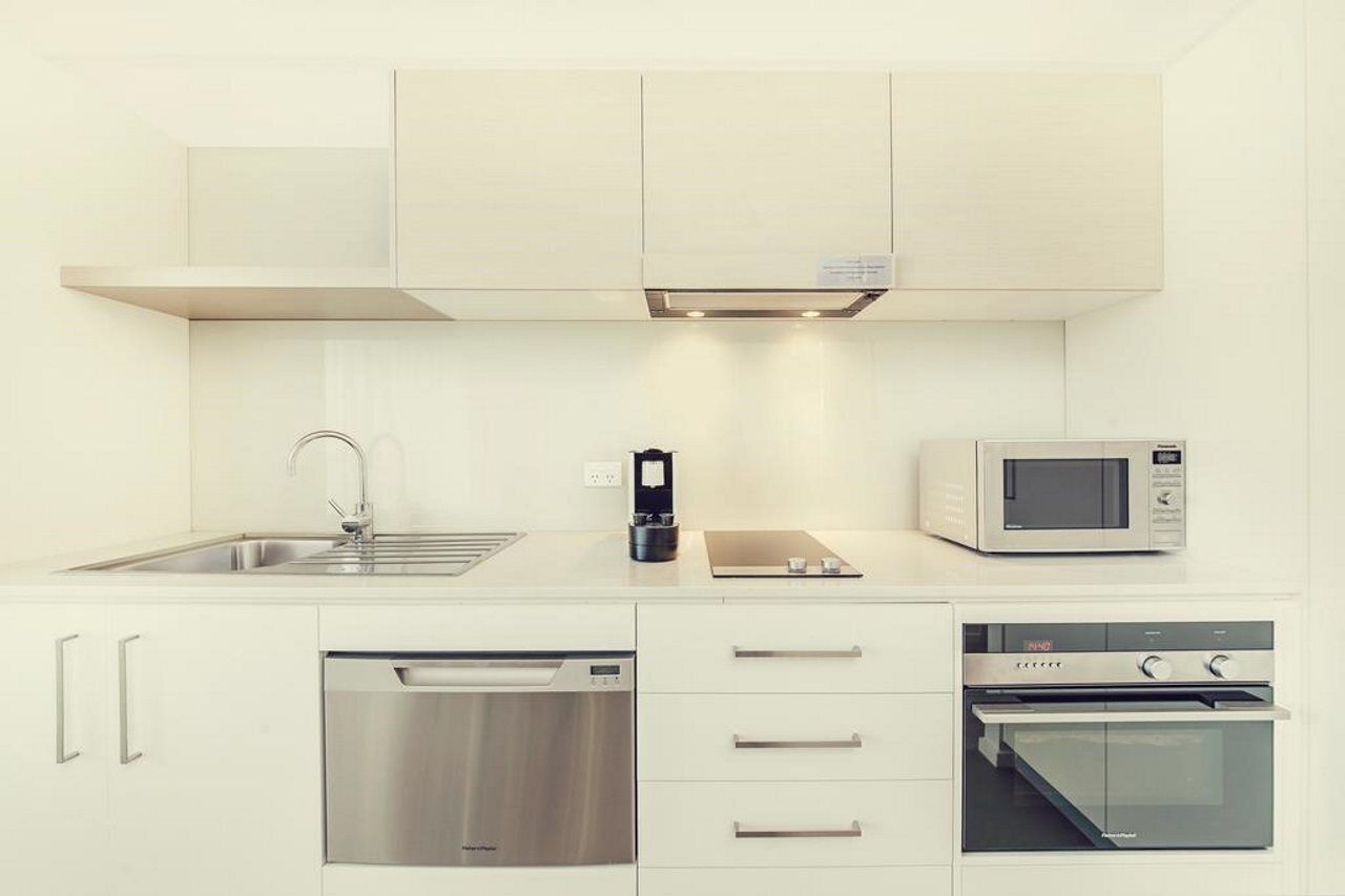 Full-size fridge, microwave, oven, stovetop