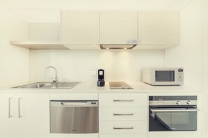 Full-sized fridge, microwave, oven, stovetop