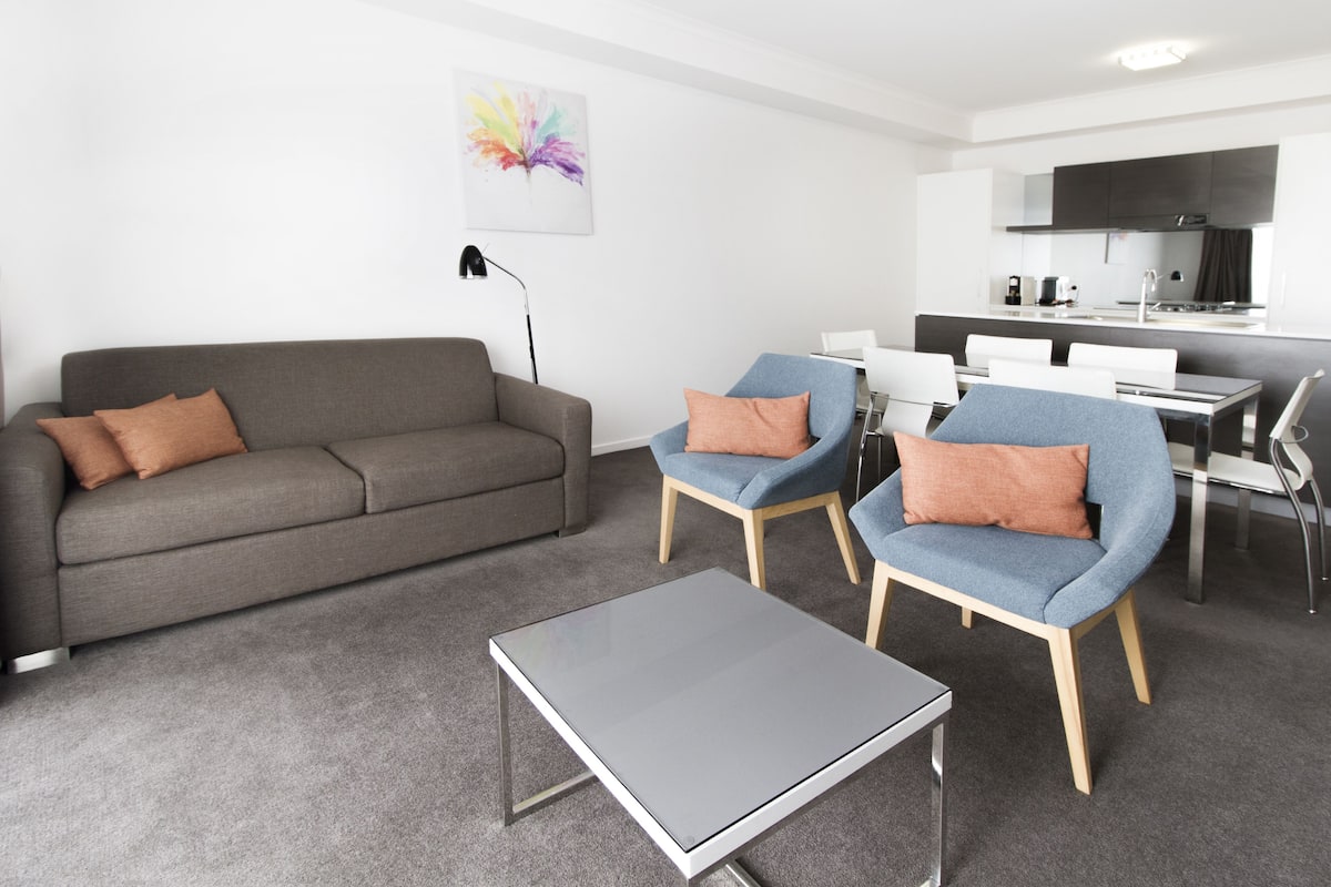 1 bedroom, premium bedding, desk, laptop workspace