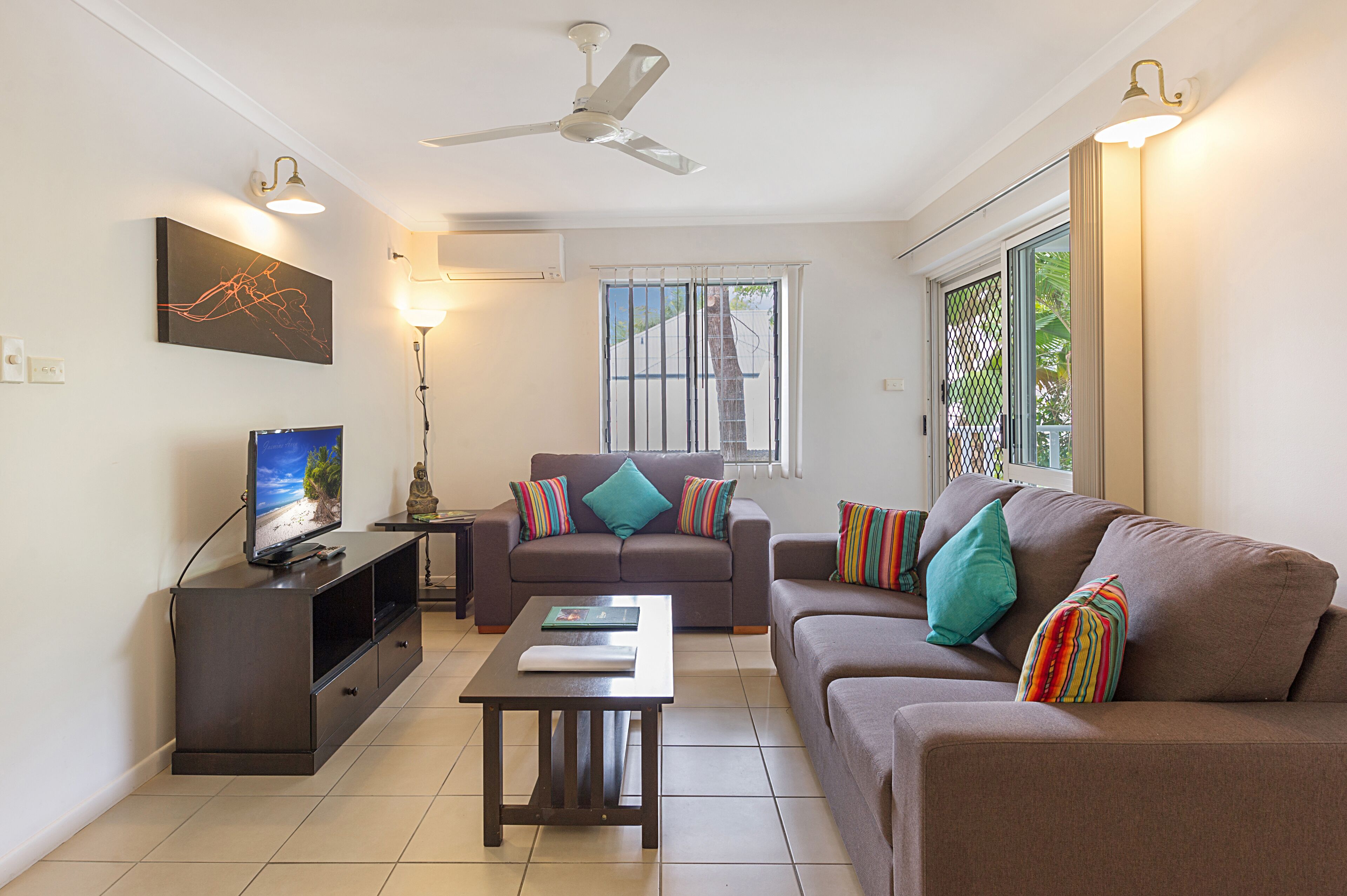 Familienapartment, 2 Schlafzimmer | Wohnbereich | 42-Zoll-Flachbildfernseher mit Digitalempfang, Fernseher, Netflix