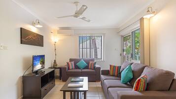 Familienapartment, 2 Schlafzimmer | Wohnbereich | 42-Zoll-Flachbildfernseher mit Digitalempfang, Fernseher, Netflix