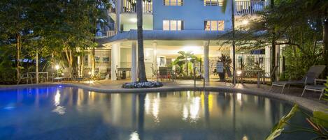 Una piscina al aire libre (de 08:00 a 22:00), tumbonas