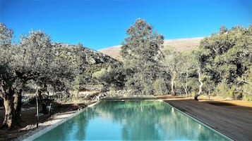 3 piscinas techadas, una piscina al aire libre de temporada