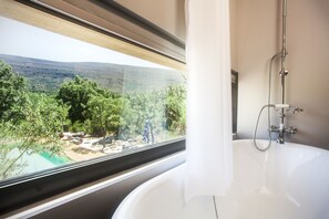 Kamar Double | Kamar mandi | Bathtub, bathtub besar, perlengkapan mandi gratis, dan pengering rambut