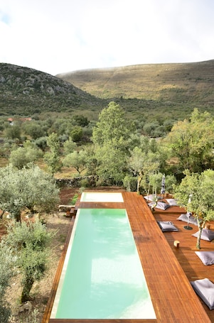 3 piscinas cubiertas, una piscina al aire libre de temporada