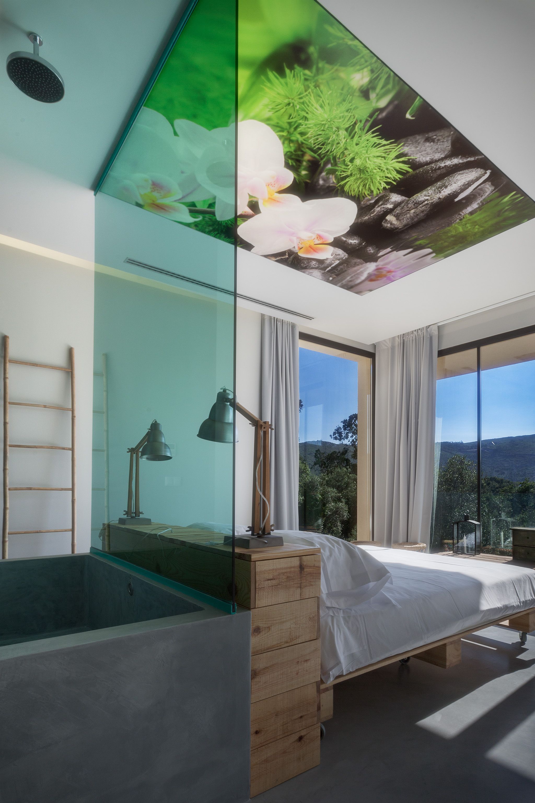 Minibar, caja de seguridad en la habitación y decoración personalizada 