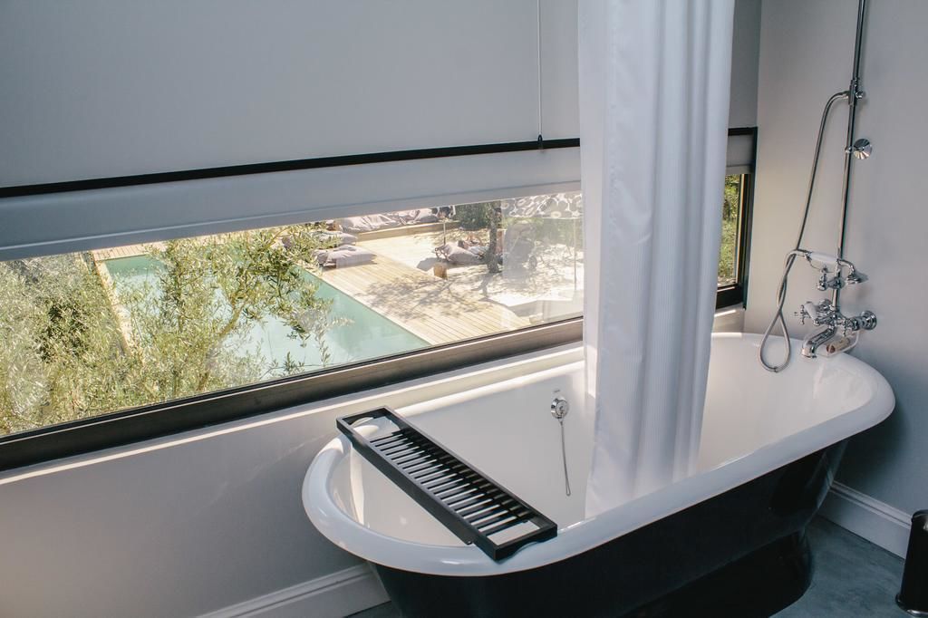 bathtub, deep-soaking bathtub, free toiletries, hair dryer