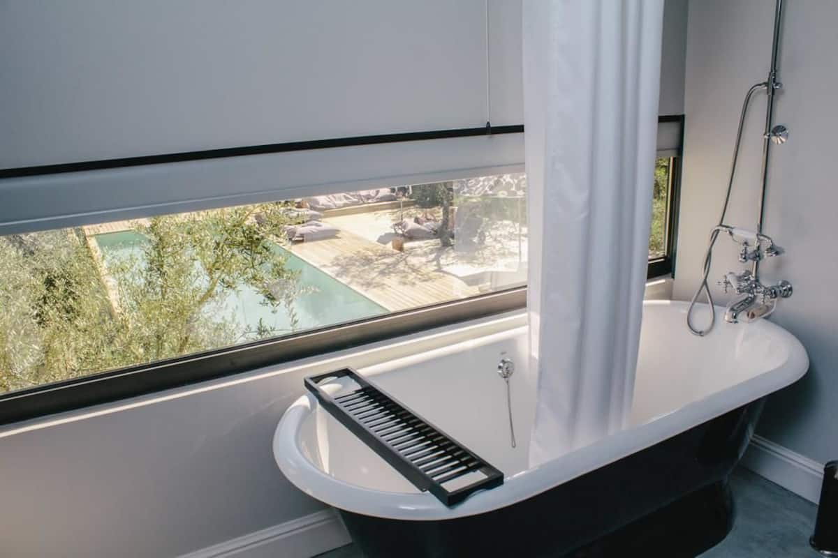 bathtub, deep-soaking bathtub, free toiletries, hair dryer