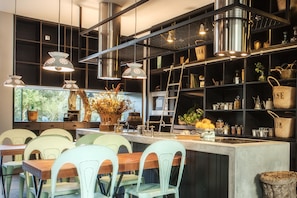 Dinner served, garden views - Cooking and Nature Emotional Hotel (Porto de Mos)