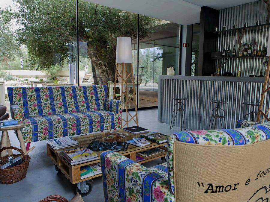Uma área de estar moderna com sofá, mesa de centro e estante de livros.