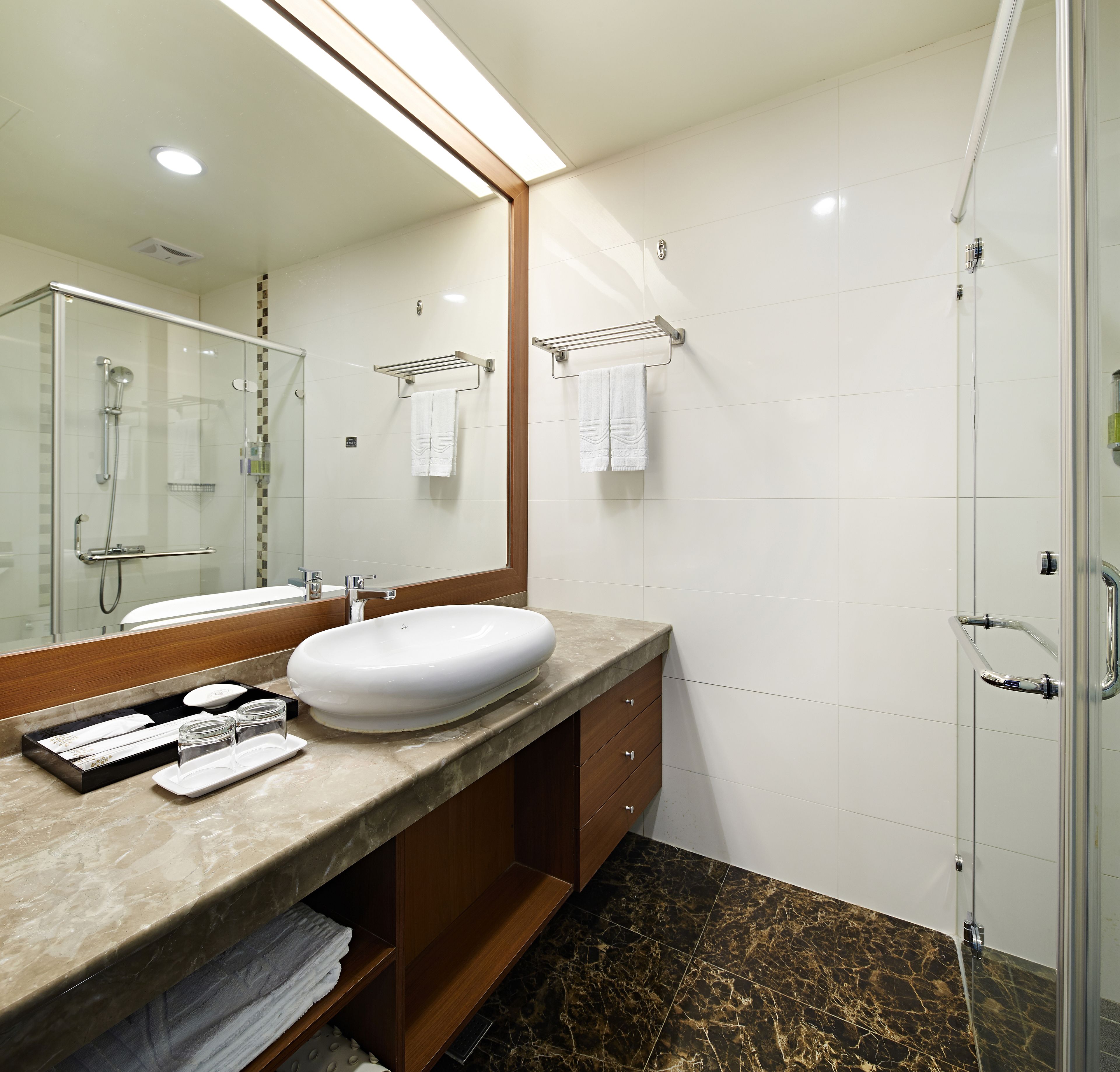 classic twin room | bathroom | shower, free toiletries, hair dryer, slippers
