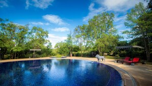 2 piscines intérieures, piscine extérieure, parasols, chaises longues