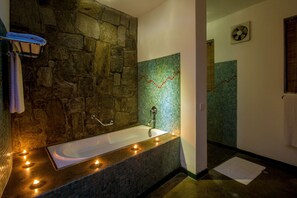 Bañera y ducha independientes, cabezal de ducha tipo lluvia