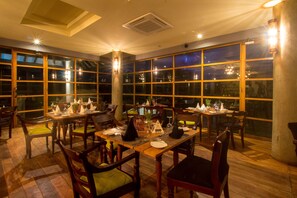 2 restaurants; breakfast, lunch, and dinner served - Elephant Corridor (Sigiriya)