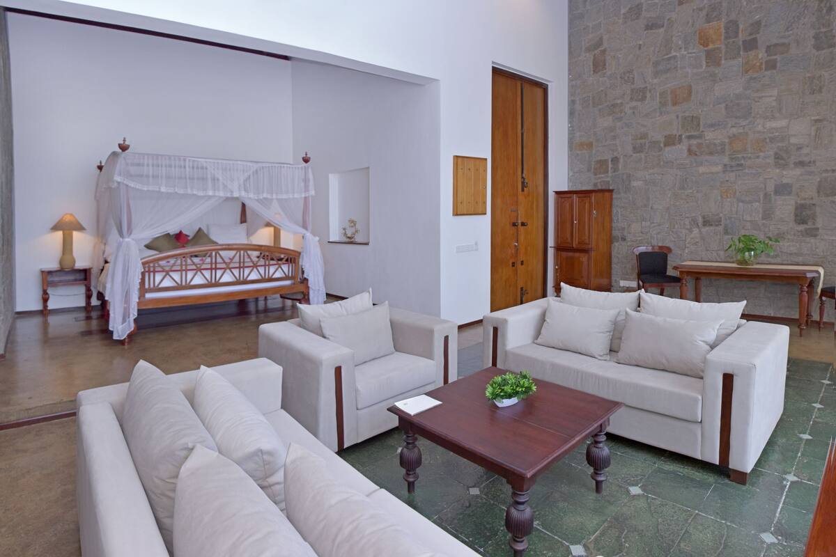 Suite Royal, 1 cama de matrimonio grande, piscina privada, en la zona del jardín | 1 dormitorio, minibar, caja fuerte y escritorio