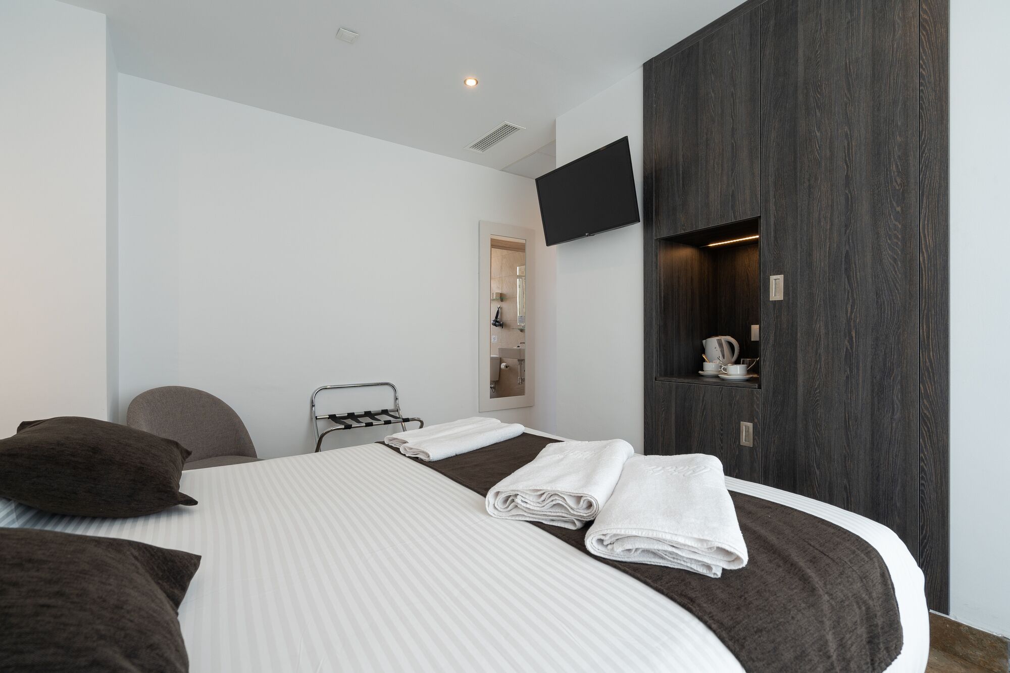 Premium Double Room, 1 Queen Bed | Blackout drapes, soundproofing, iron/ironing board, free WiFi