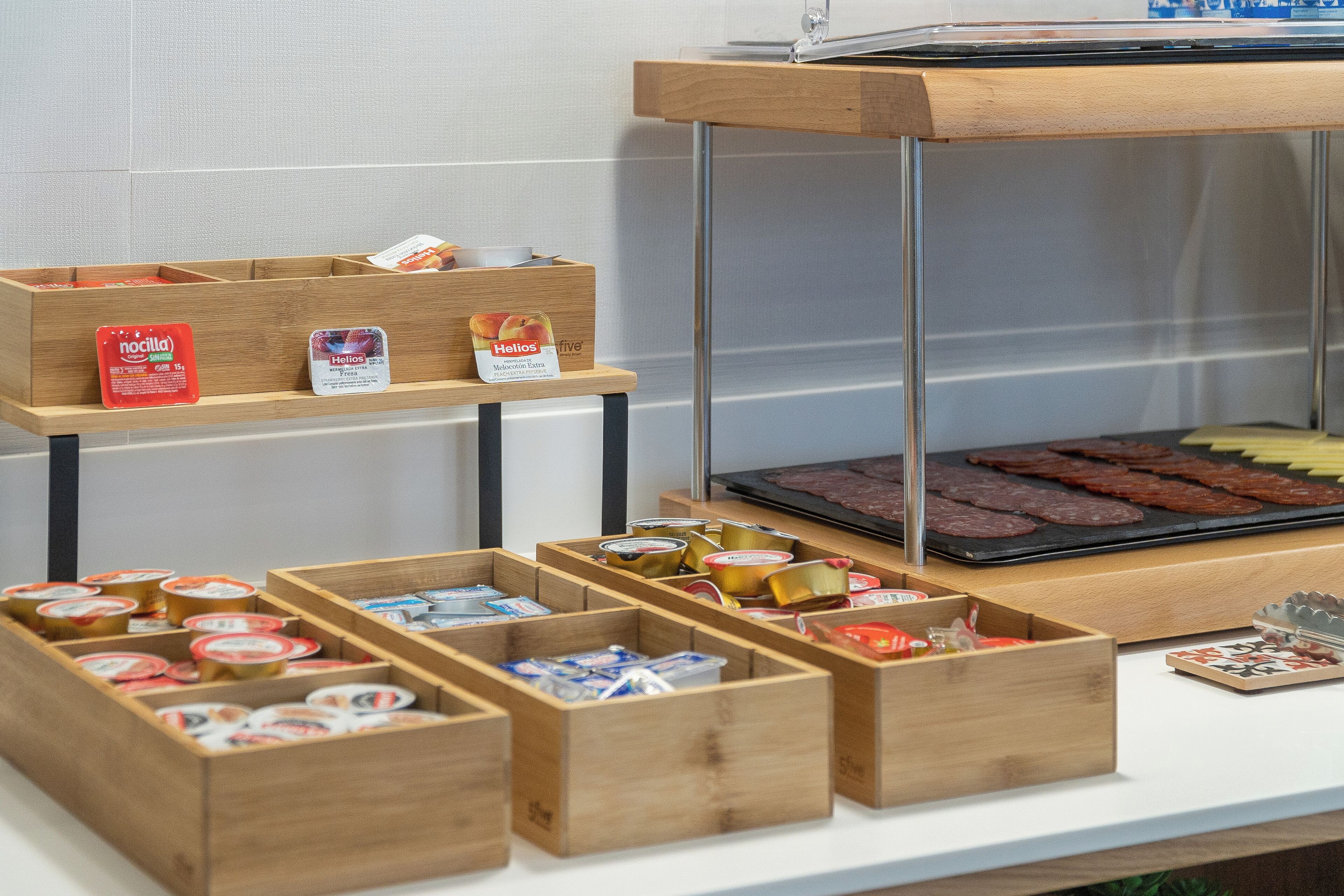 Ein reichhaltiges Buffet mit verschiedenen Speisen und Beilagen.