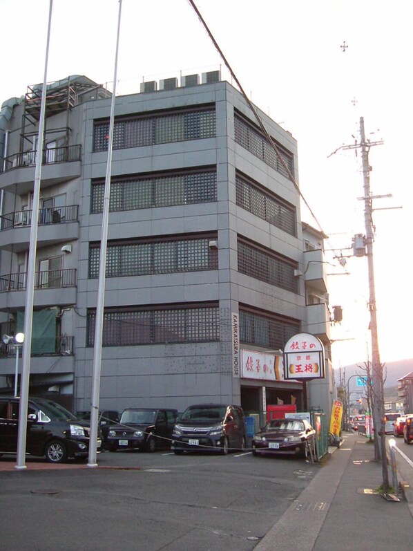 A multi-story building with a sign for "Kawasaki House" and a restaurant named "King's."
