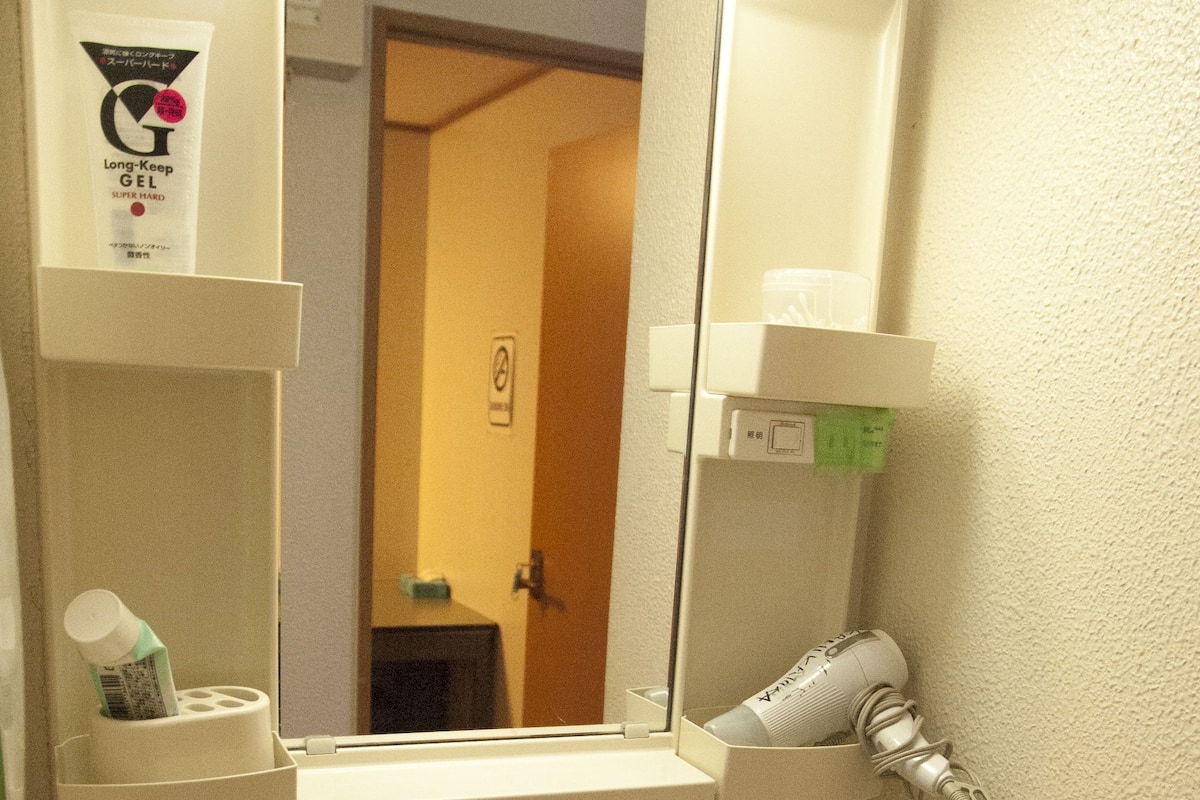 Shower, free toiletries, towels
