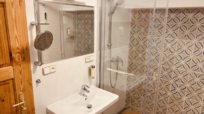 Comfort-Vierbettzimmer, Flussblick | Badezimmer