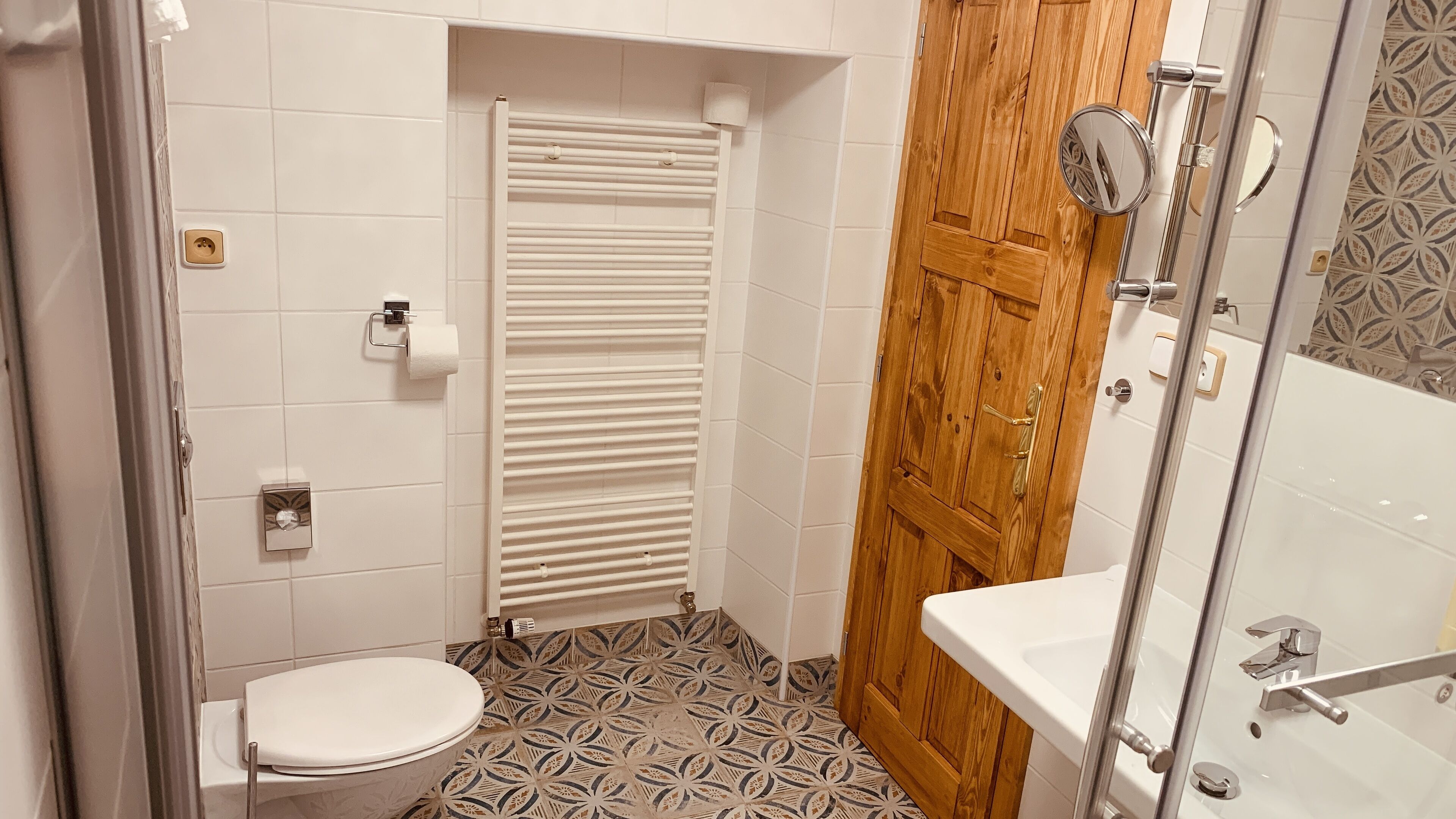 Ein Badezimmer mit Toilette, Dusche und Waschbecken.