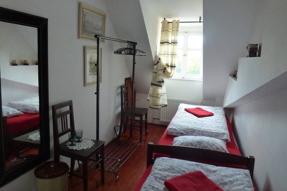 Chambre Standard avec lits jumeaux, salle de bains commune | Bureau, rideaux occultants, Wi-Fi gratuit