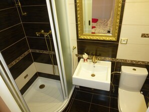 Habitación superior, baño privado | Baño | Regadera, amenidades de baño gratuitas, secadora de cabello, toallas