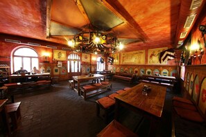 2 restaurantes; se sirven comidas y cenas