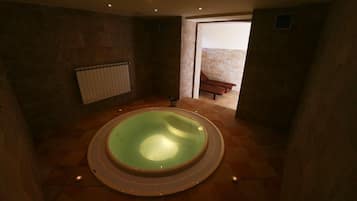 Bañera de hidromasaje cubierta
