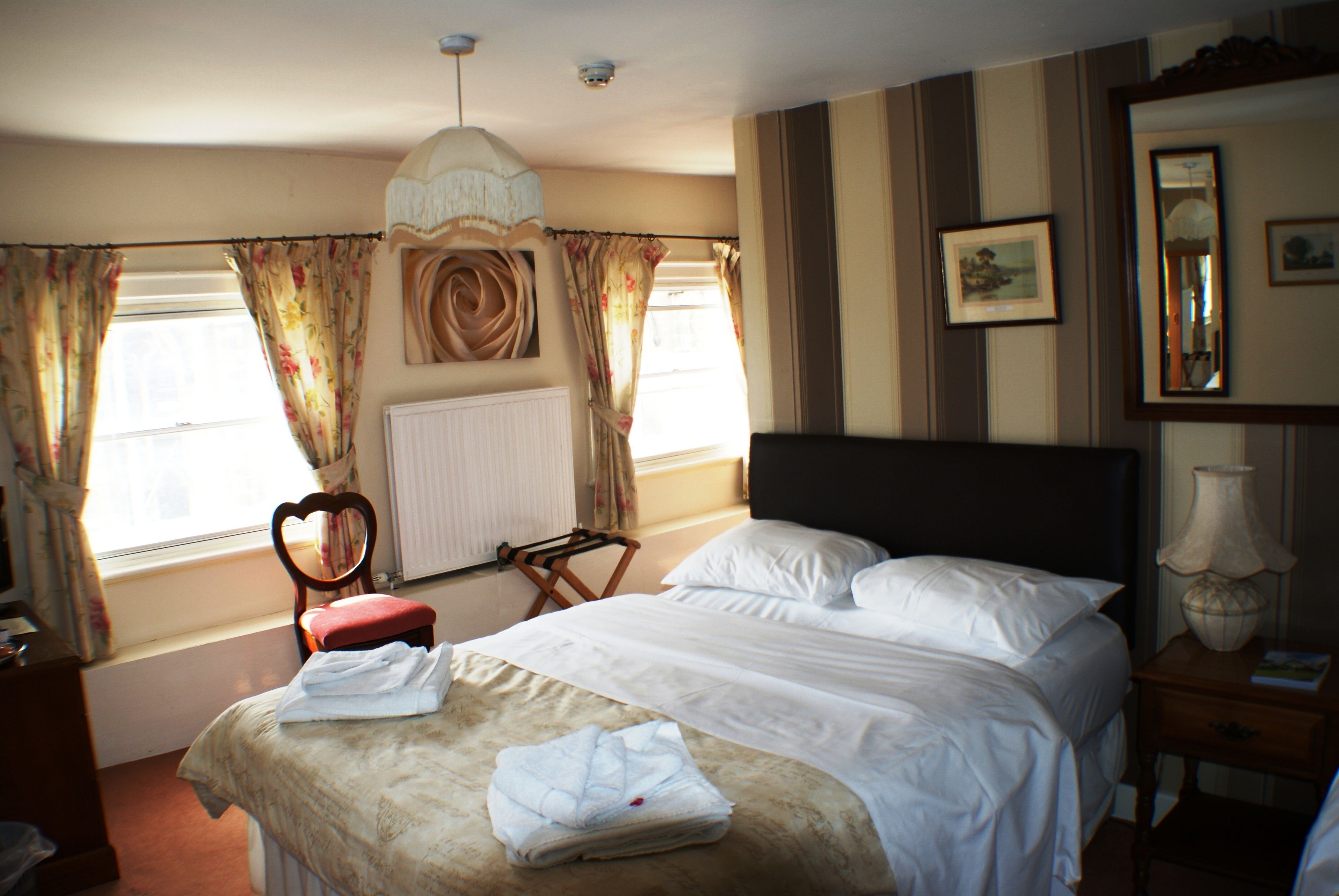 Family Room | Desk, free WiFi, bed sheets