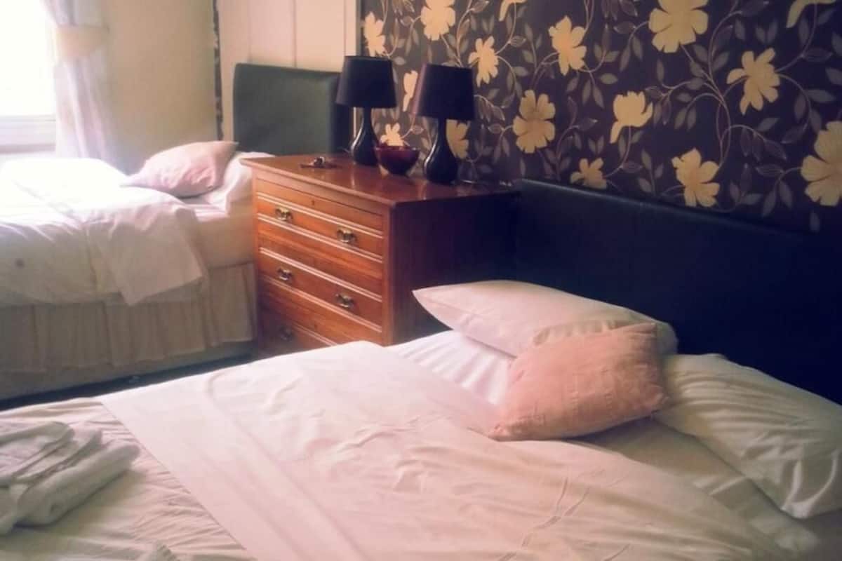 Skrivbord, gratis wi-fi och sÀngklÀder