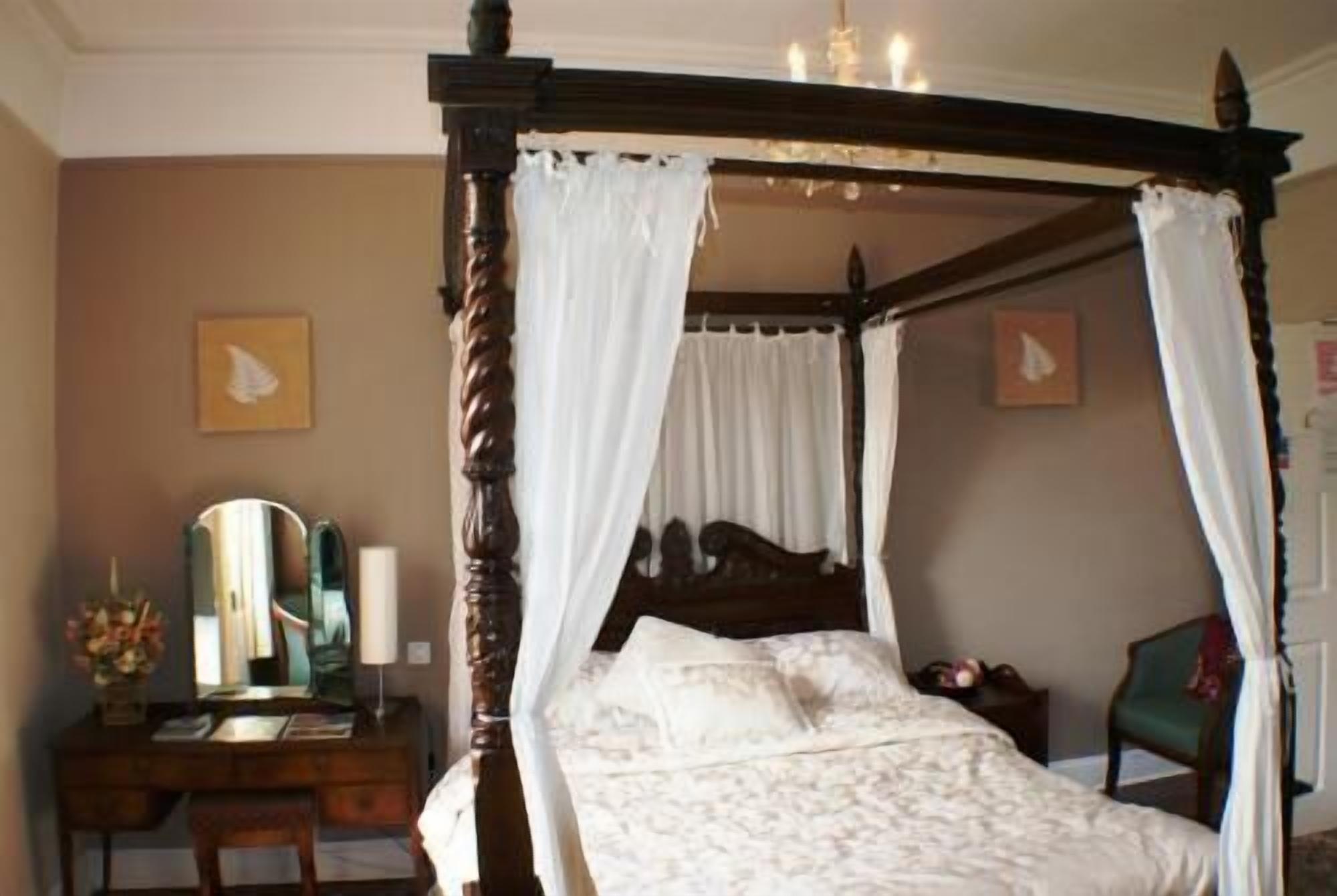 Työpöytä, ilmainen Wi-Fi, vuodevaatteet