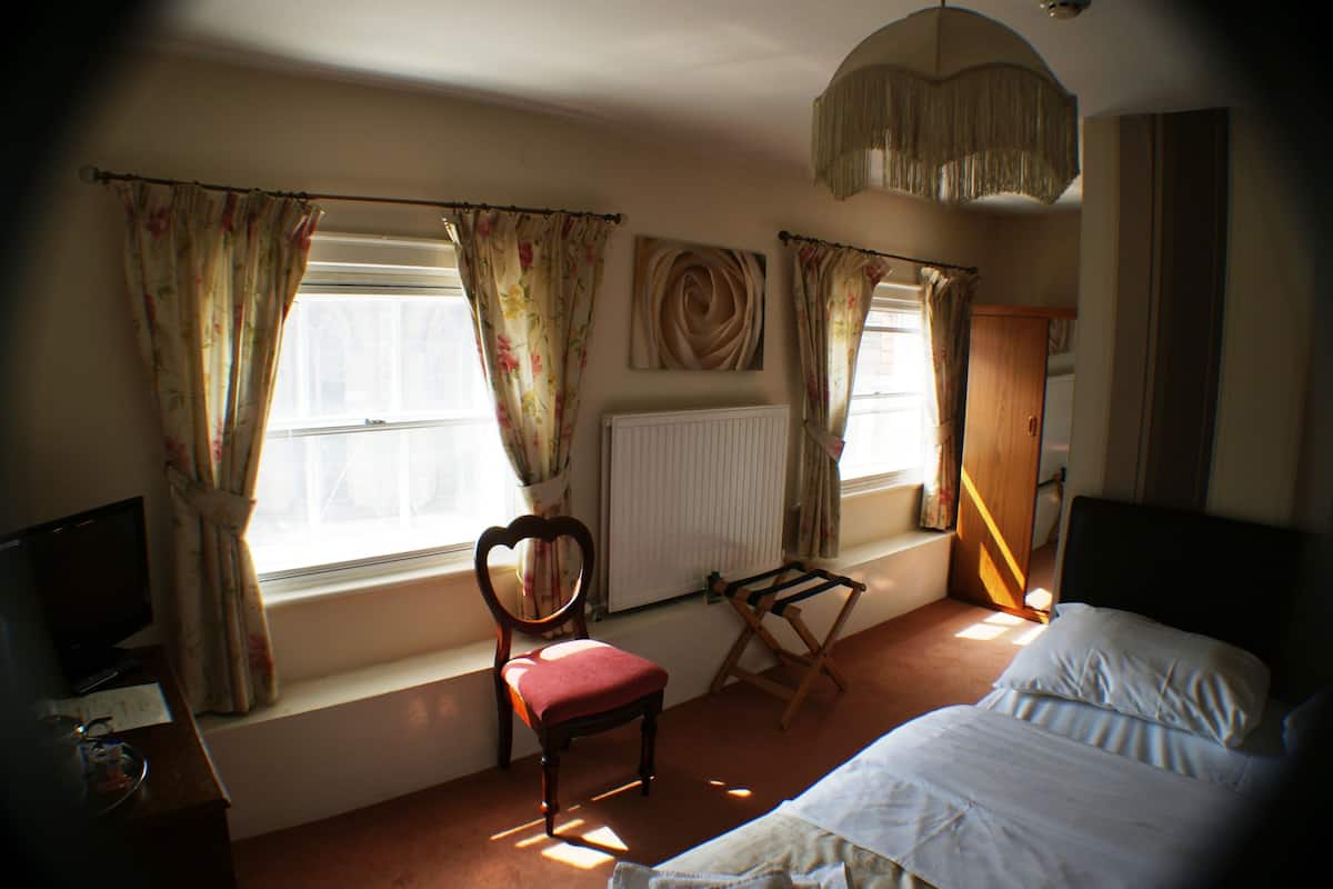 Family Room | Desk, free WiFi, bed sheets