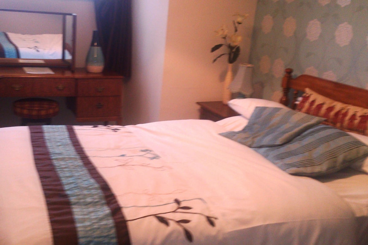 Desk, free WiFi, bed sheets