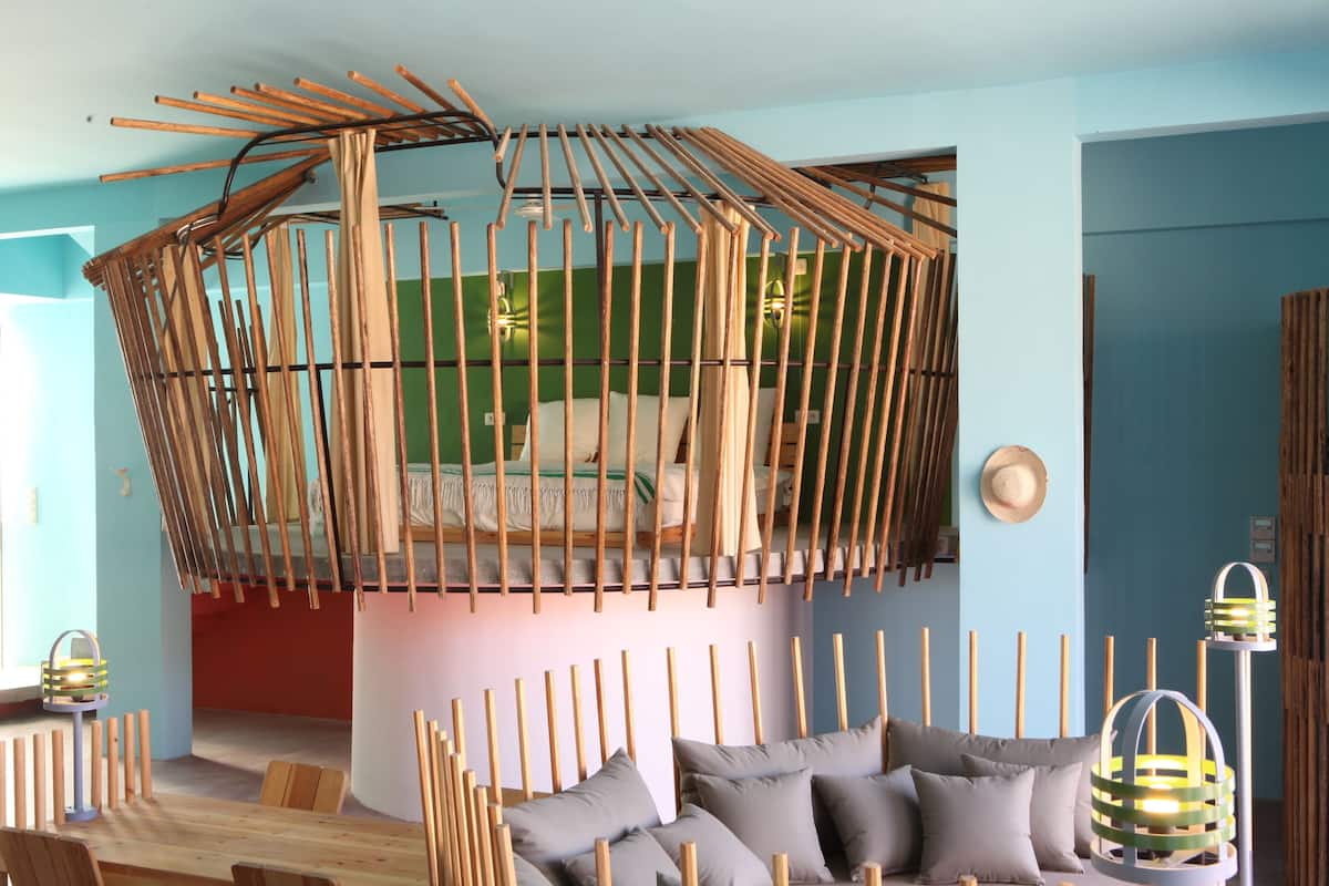 Ein Zimmer mit einem Bett, einer Holzkreation und einem Schlafsofa.
