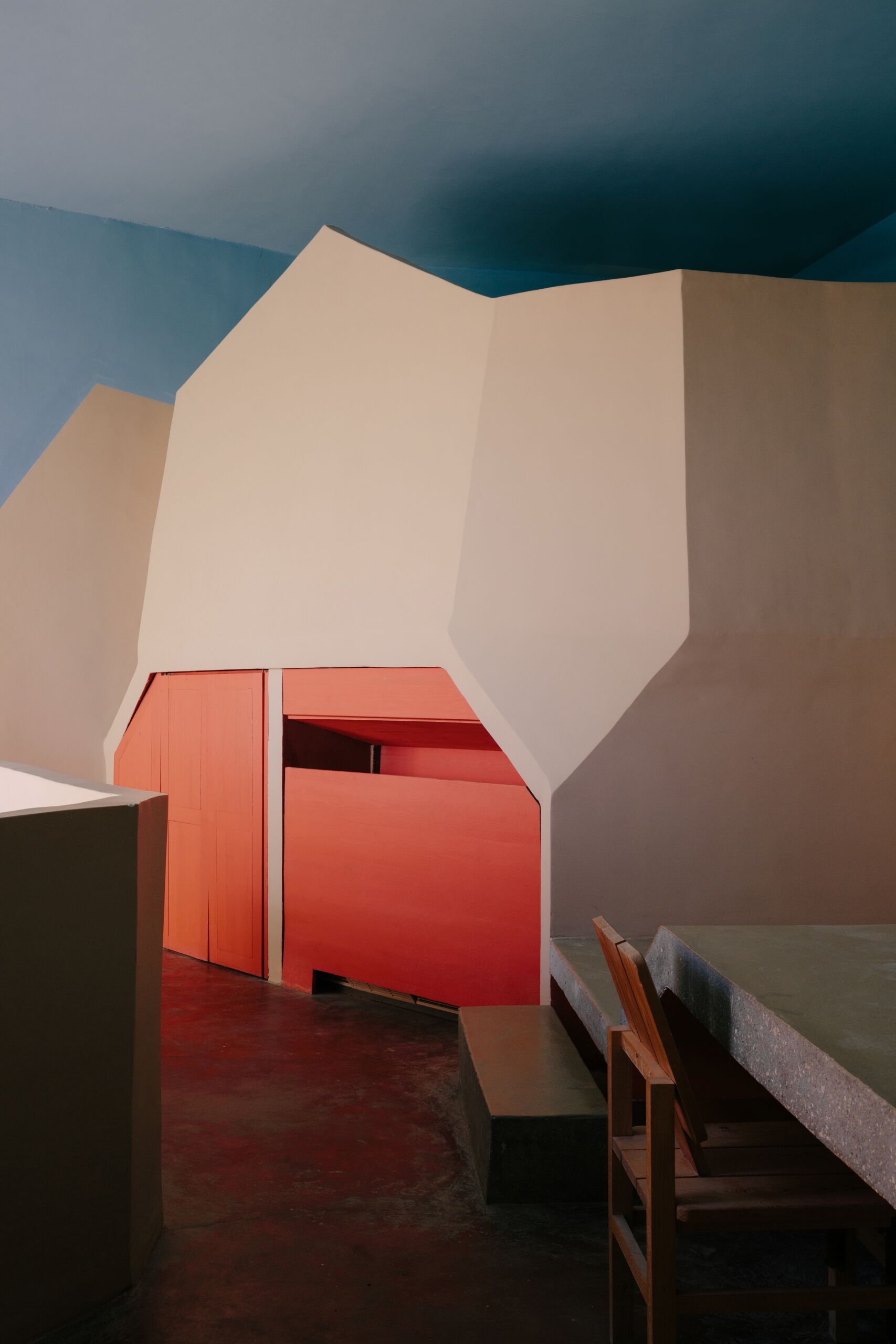 Una habitación con literas, un escritorio y una silla.