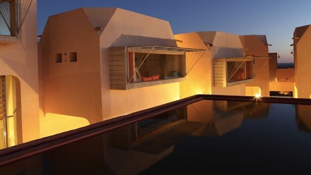 A modern resort with unique architecture, a pool, and a sunset view. - Dar Hi (Nefta)
