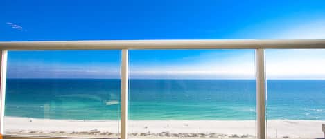 Am Strand, weißer Sandstrand, Liegestühle, Sonnenschirme