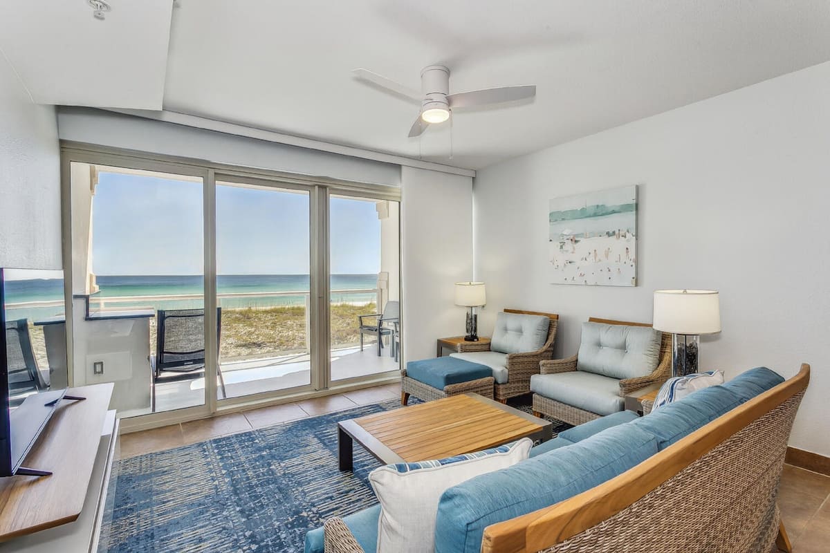 Appartamento, 1 camera da letto, vista spiaggia, di fronte alla spiaggia (Beach Chairs Included) | Area soggiorno | TV