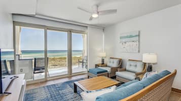 Condo, 1 quarto, vista para a praia, de frente para a praia (Beach Chairs Included) | Área de estar | TV