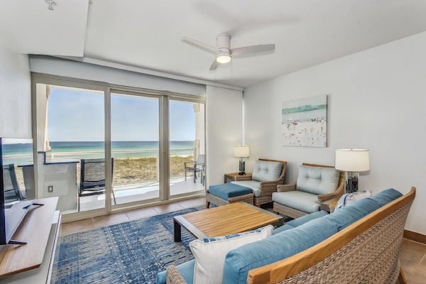 Appartamento, 1 camera da letto, vista spiaggia, di fronte alla spiaggia (Beach Chairs Included) | Area soggiorno | TV