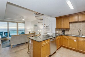 Apartamento, 2 habitaciones, vistas a la playa, frente a la playa (Beach Chairs Included) | Cocina privada | Frigorífico, microondas, horno y placa de cocina