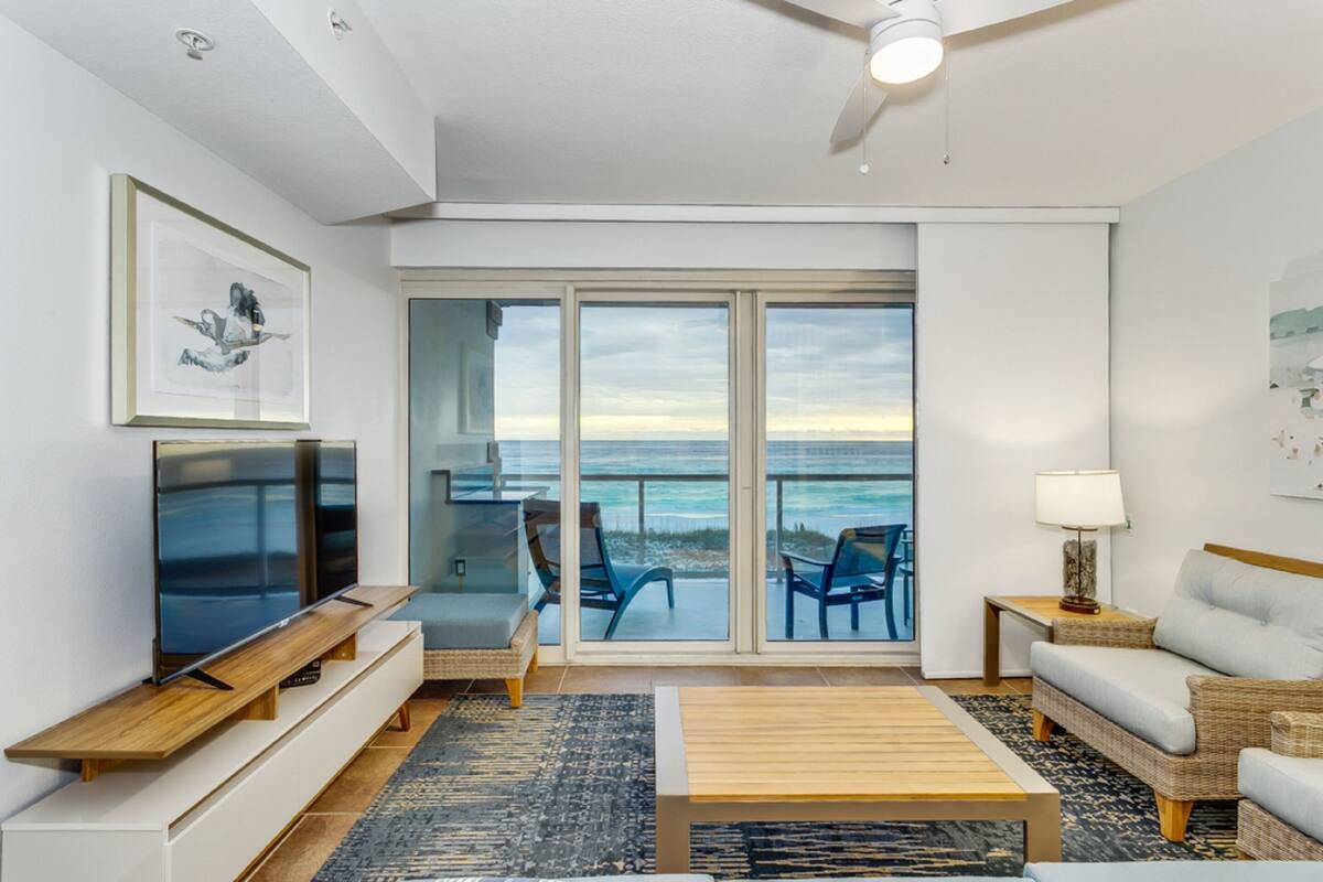 Leilighet, 2 soverom, strandutsikt, ved strandkanten (Beach Chairs Included) | Oppholdsområde | TV