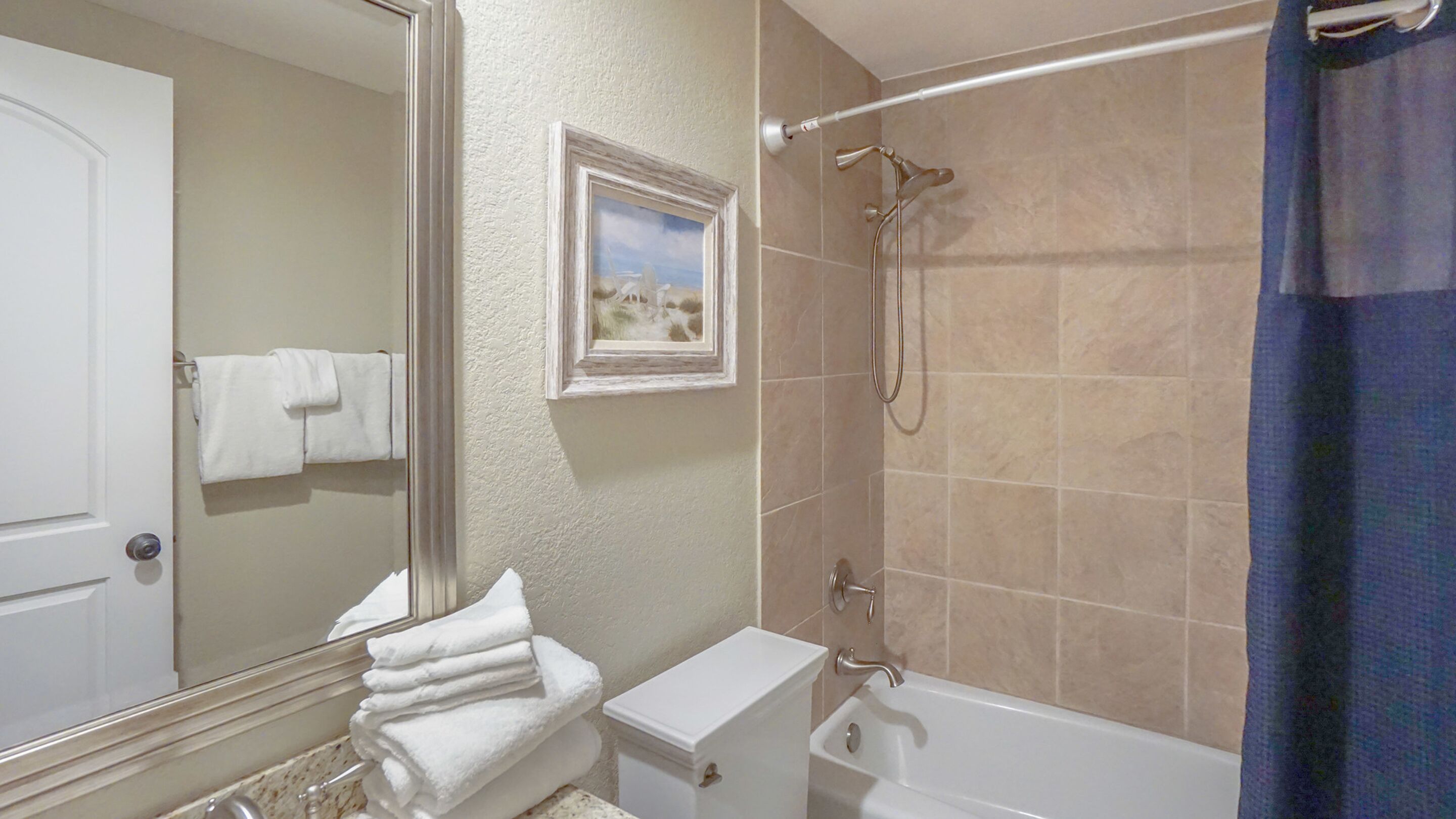 Un bagno con il water, il lavandino e una vasca da bagno.