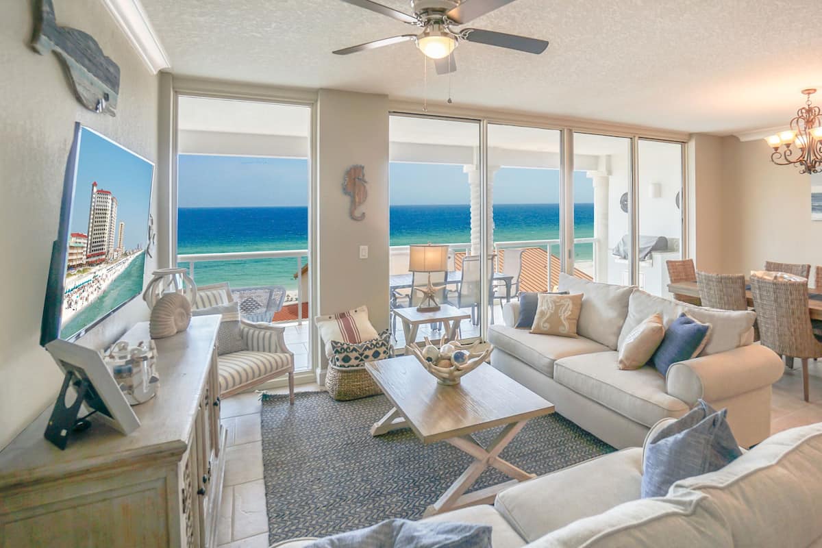 Appartamento, 3 camere da letto (Gulf Front, Beach Chairs Included) | Area soggiorno | TV