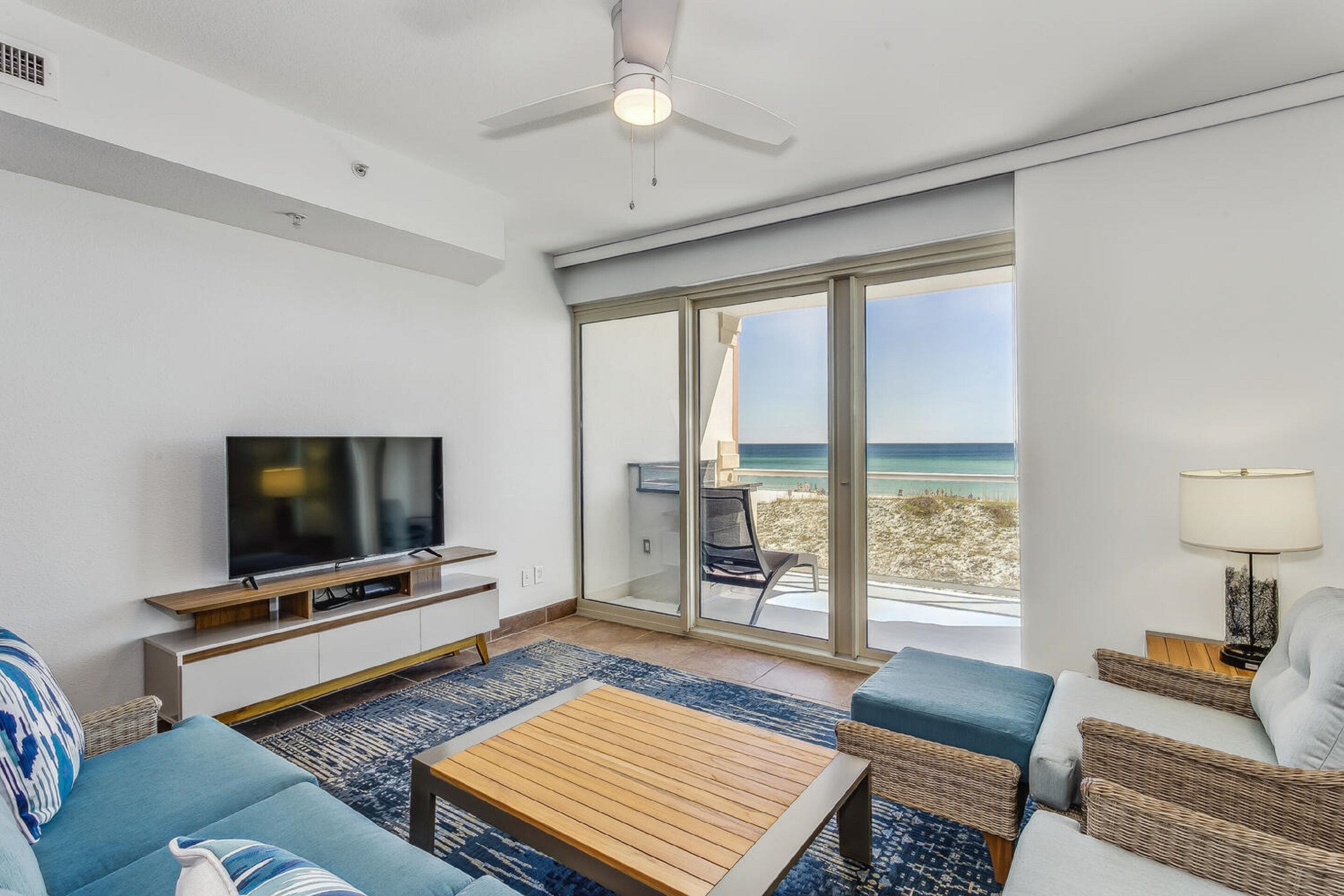Condo, 1 phòng ngủ, quang cảnh bãi biển, sát bãi biển (Beach Chairs Included) | Khu phòng khách | TV 