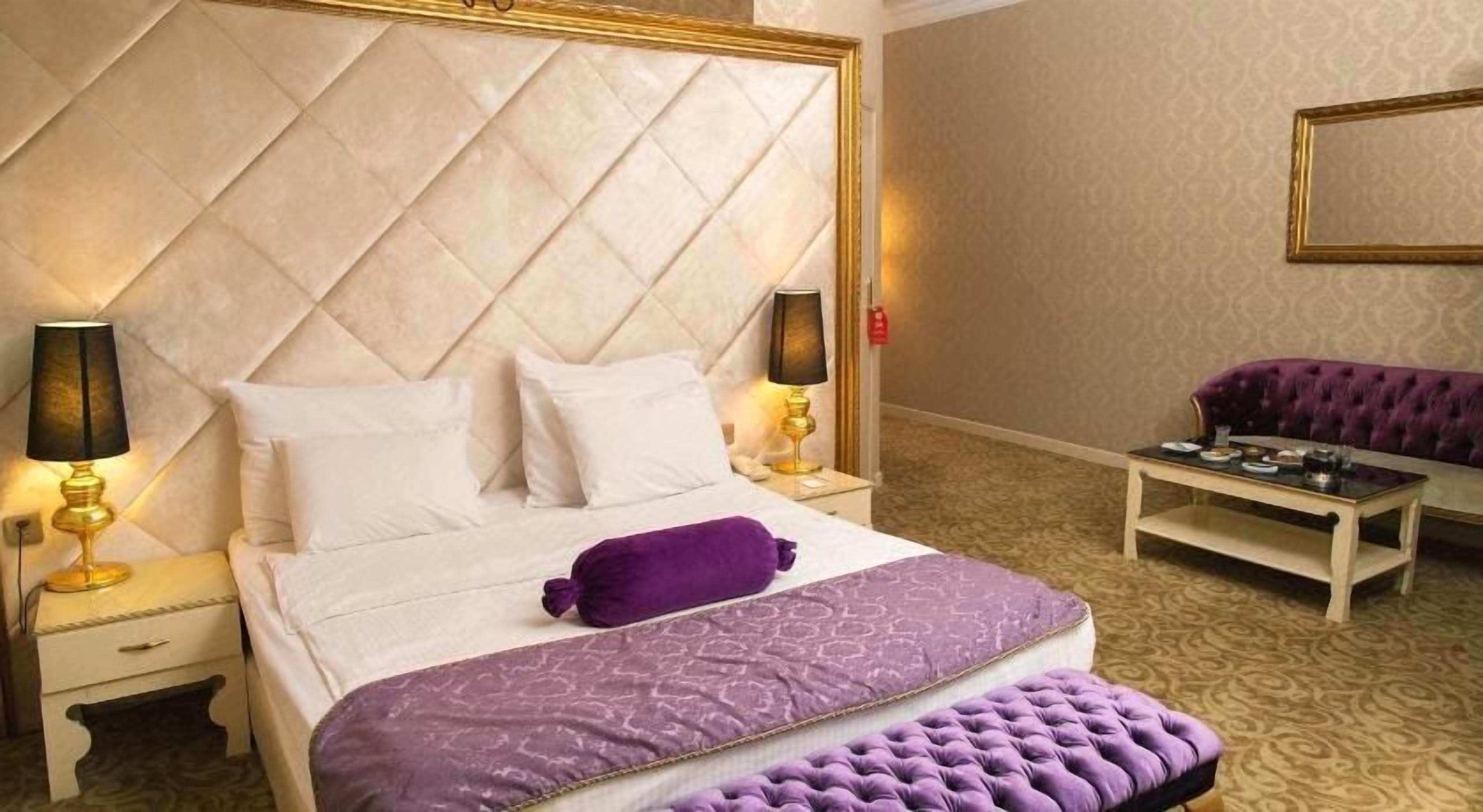 Luxe beddengoed, een minibar, een kluis op de kamer, een bureau