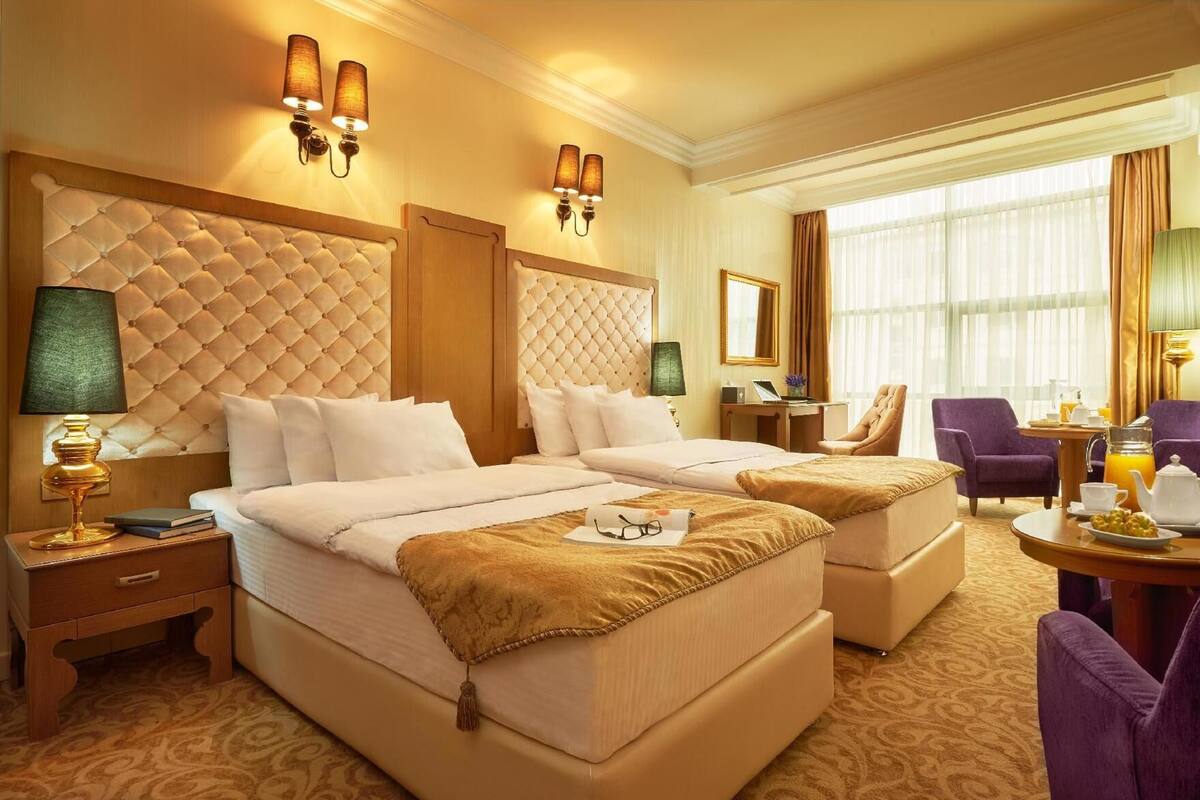 Luxe beddengoed, een minibar, een kluis op de kamer, een bureau