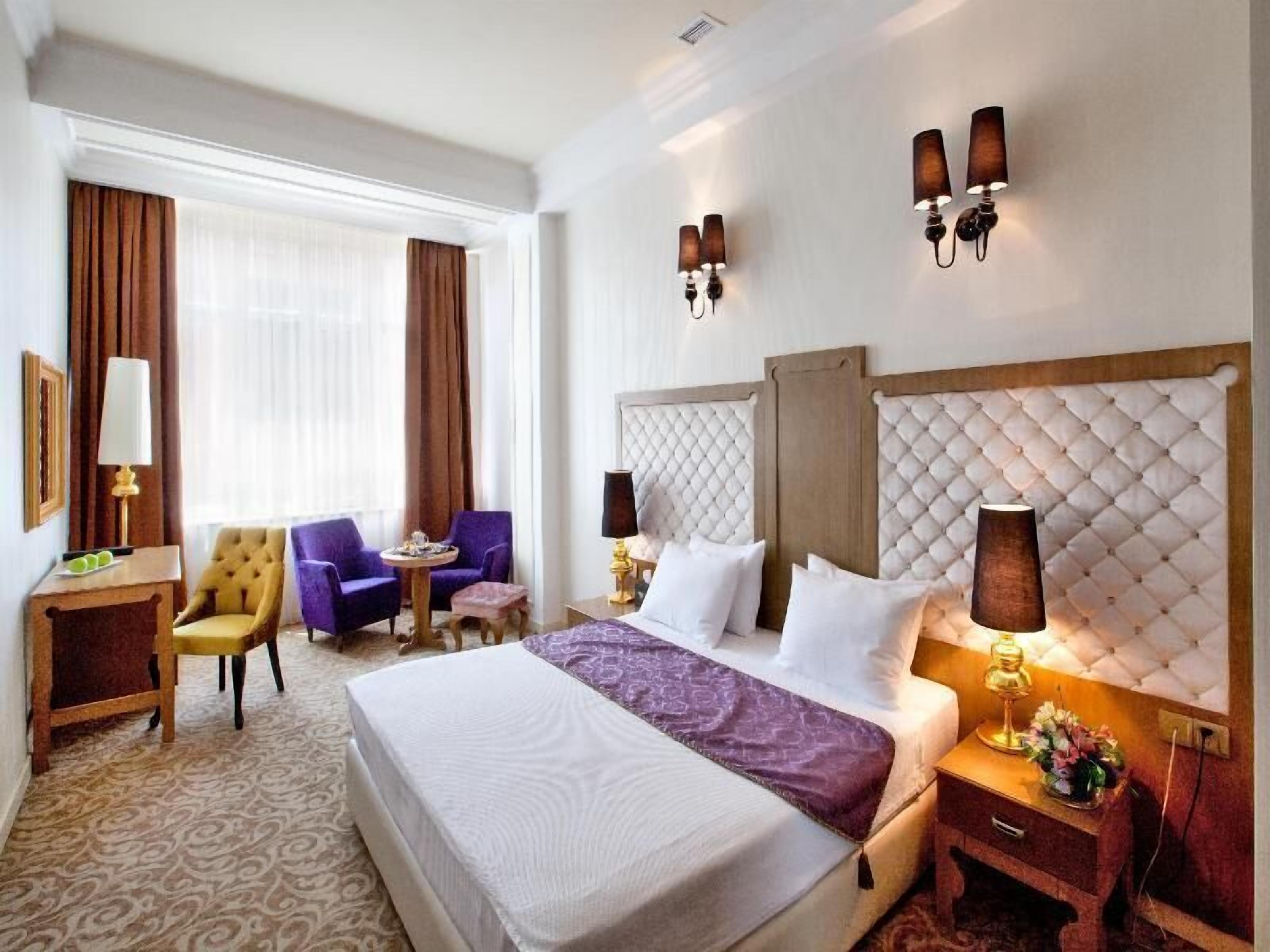 Luxe beddengoed, een minibar, een kluis op de kamer, een bureau