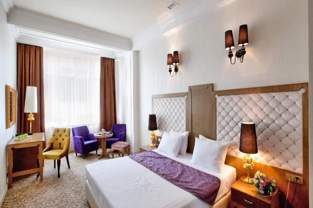 Luxe beddengoed, een minibar, een kluis op de kamer, een bureau